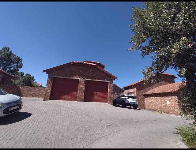 3 BEDROOM TOWNHOUSE FOR SALE IN WILGEHEUWEL